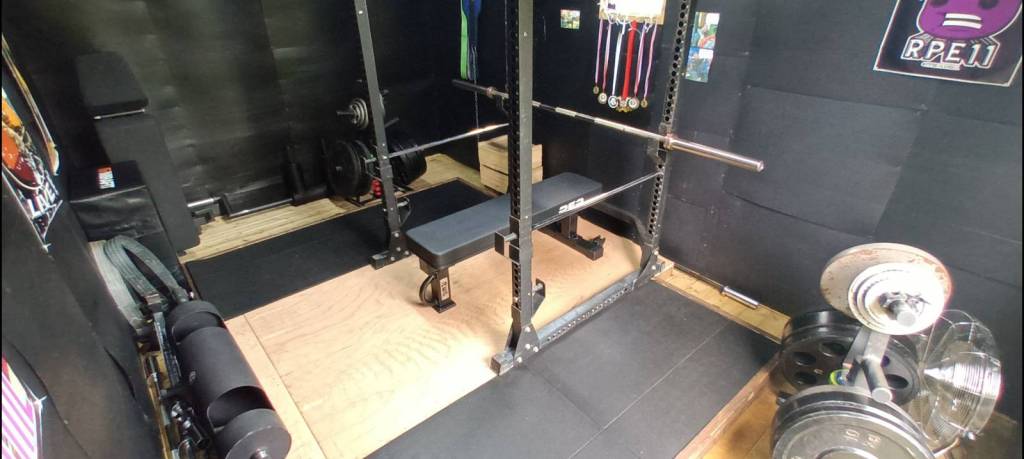 private strength training gym in Rushden for powerlifting coaching